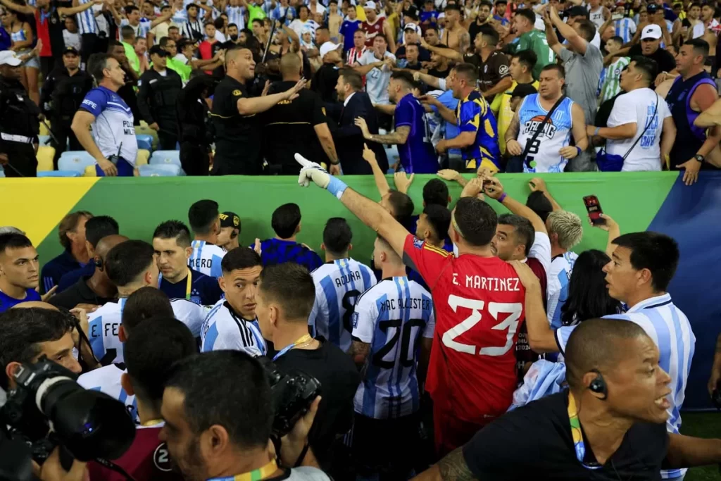 Brasil-x-Argentina-jogo-começa-atrasado-após-pancadaria-no-Maracanã-5